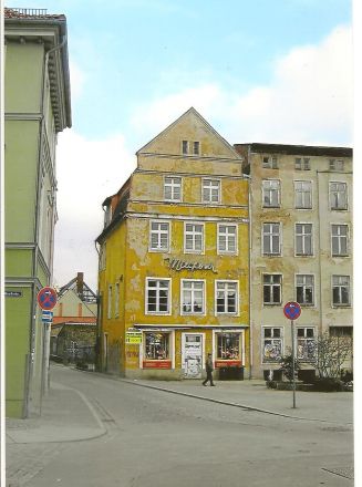 Det gula "Milchbar"-huset vid Neuer Markt. På grund av oklara ägandeförhållanden har huset ännu ej renoverats.